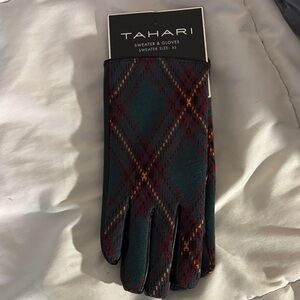 NWT Tahari Women’s Plaid Burgundry and Green Gloves